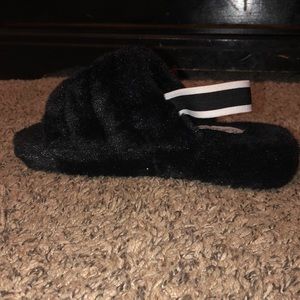 Black fluffy sandals!